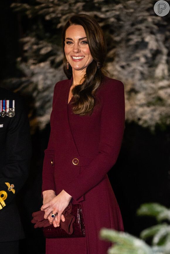 A peça usada por Kate Middleton é o modelo Chi Chi, da marca britânica Eponine, e roubou a cena