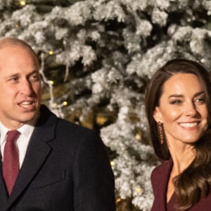 Look 'mãe e filha' real: Kate Middleton e a filha, Charlotte, usam a mesma cor em evento de Natal