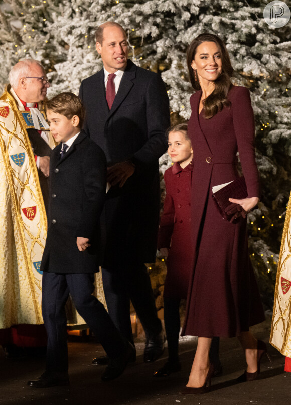 Look 'mãe e filha' real: Kate Middleton e a filha, Charlotte, usam a mesma cor em evento de Natal