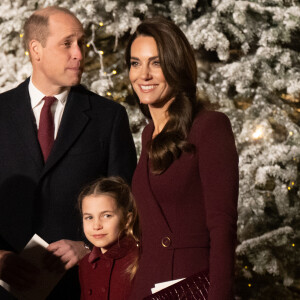 Looks de Kate Middleton e da filha, Charlotte, na mesma cor chamaram atenção no evento de Natal