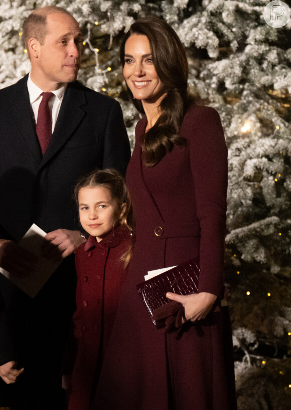 Looks de Kate Middleton e da filha, Charlotte, na mesma cor chamaram atenção no evento de Natal