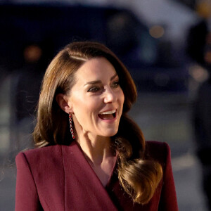 O casaco usado por Kate Middleton tem comprimento alongado e dois botões nas laterais da cintura, evidenciando a região.
