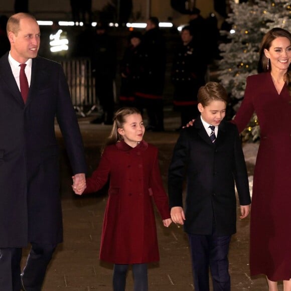 Look 'mãe e filha' real: Kate Middleton e a filha, Charlotte, usam a mesma cor em evento de Natal