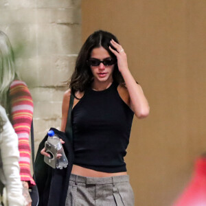 A atriz Bruna Marquezine combinou calça de alfaiataria de cintura baixa com regata preta