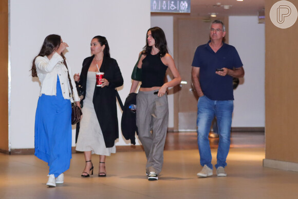 Os pais de Bruna Marquezine, Neide e Telmo, e a irmã da atriz, Luana, curtiram sessão de cinema com ela