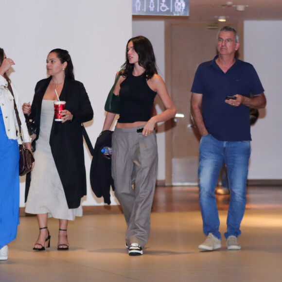 Os pais de Bruna Marquezine, Neide e Telmo, e a irmã da atriz, Luana, curtiram sessão de cinema com ela