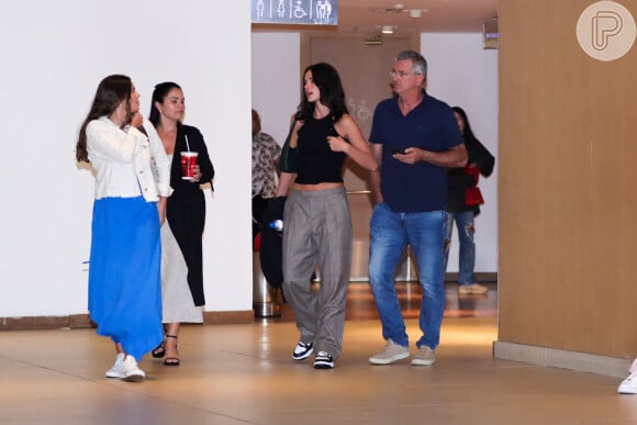 Cintura baixa é uma das tendência de moda favoritas de Bruna Marquezine: nesse look, ela apostou em calça confortável com essa aposta fashion