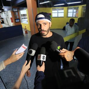 Thiago Rodrigues apareceu machucado após uma suposta agressão de bandidos, mas na verdade, ele teria caído sozinho