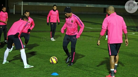 Neymar bate bola durante treino no Barcelona