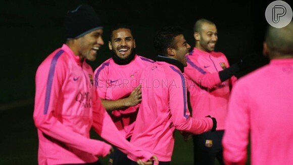 Neymar brinca ao lado de seus companheiros de Barcelona durante primeiro treino de 2015