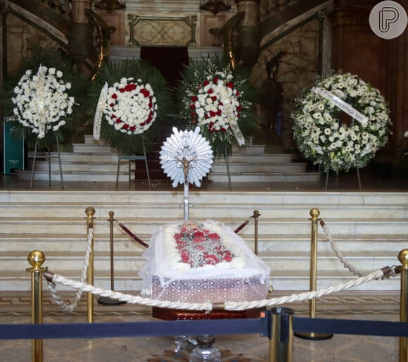 Caixão de Pedro Paulo Rangel foi rodeado por coroas de flores