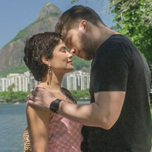 Leonor (Vanessa Giácomo) pega de surpresa com orientação sexual de Caíque (Thiago Fragoso) na novela 'Travessia'