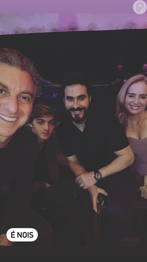 Angélica posa com o marido, Luciano Huck, Padre Fábio de Melo e Joaquim, filho mais velho do casal, na festa do 'Domingão'