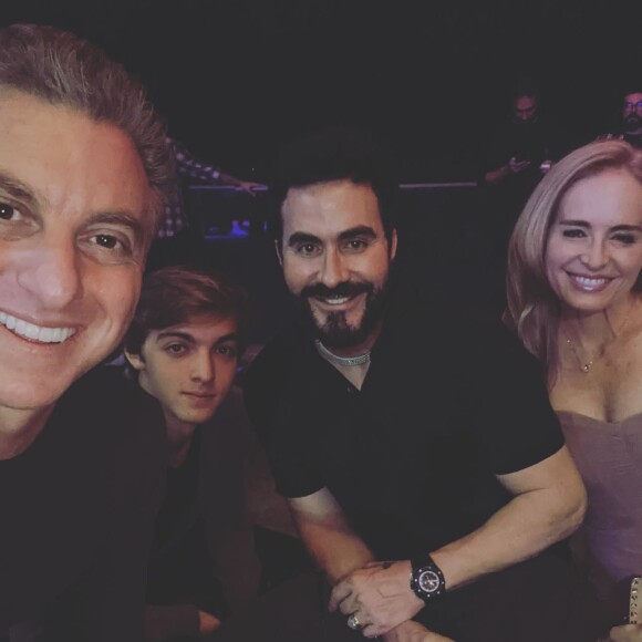 Angélica posa com o marido, Luciano Huck, Padre Fábio de Melo e Joaquim, filho mais velho do casal, na festa do 'Domingão'