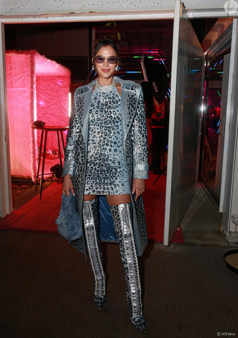 Animal print em look azul foi escolha de Bruna Marquezine para aniversário de amigo