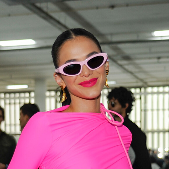 Vestido curto com drapeados garantiu mood Barbiecore ao look de Bruna Marquezine