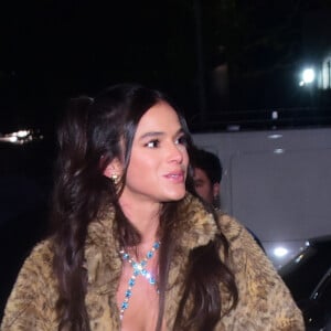 Bruna Marquezine usou jeans e casaco com animal para ver show da Rosalía em São Paulo