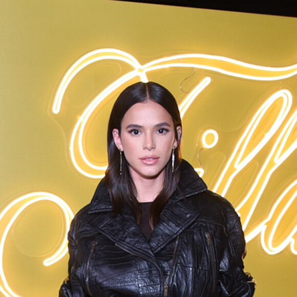 Bruna Marquezine combinou transparência e jaqueta nesse look para evento de joalheria em SP