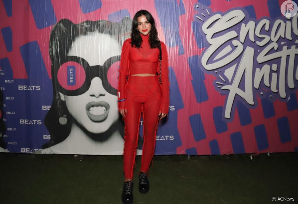 Bruna Marquezine apareceu também de vermelho em show de Anitta no começo do ano