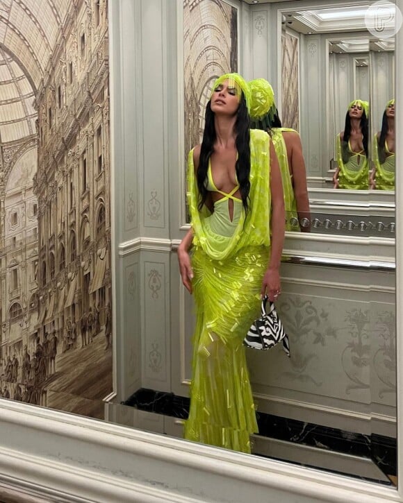 O look neon poderoso de Bruna Marquezine foi usado pela a atriz em Semana de Moda de Milão