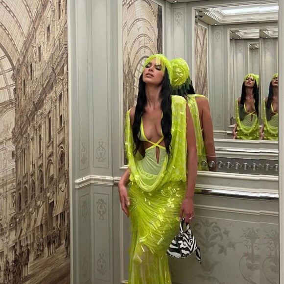 O look neon poderoso de Bruna Marquezine foi usado pela a atriz em Semana de Moda de Milão