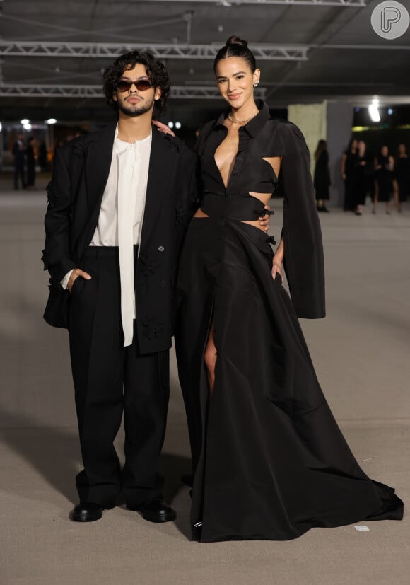 O look preto de Bruna Marquezine foi usado em evento de gala por Bruna Marquezine na companhia de Xolo Maridueña