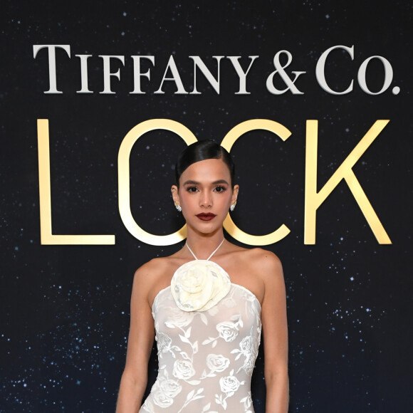 O look branco usado por Bruna Marquezine traz tendência maximalista em flor no busto