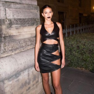 Outra look de Bruna Marquezine que dá ilusão de ser um vestido é o all black usado por ela em Paris
