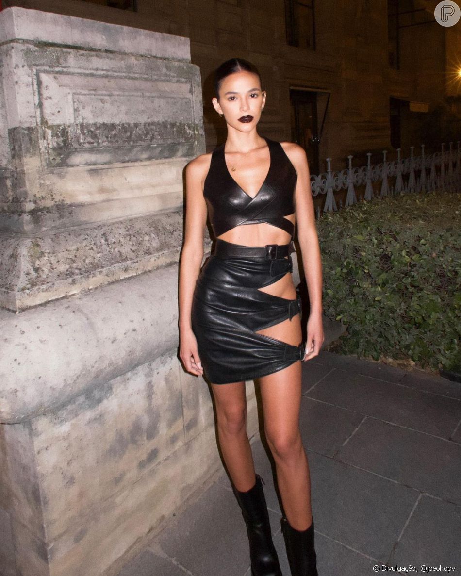 Outra look de Bruna Marquezine que dá ilusão de ser um vestido é o all black usado por ela em Paris