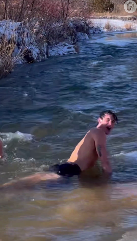 Shawn Mendes nadou só de cueca no rio gelado 
