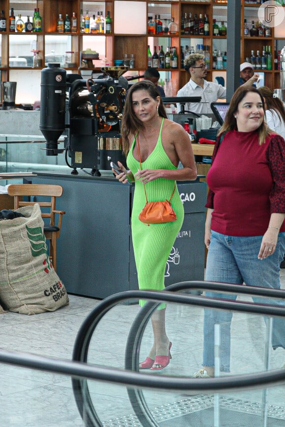 Vestido decotado e midi de Deborah Secco valorizou a silhueta e o bronzeado da artista