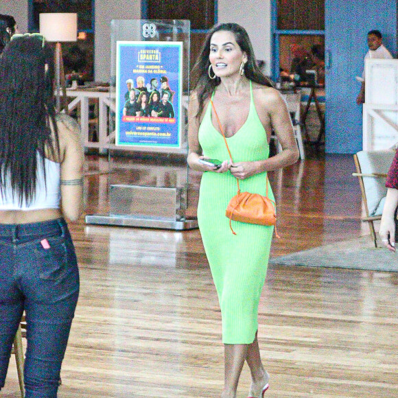 Deborah Secco apostou em cores vibrantes para seu look de verão durante passeio em shopping