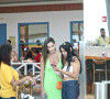 Com look verde, Deborah Secco conversa com fã durante ida a shopping no Rio de Janeiro