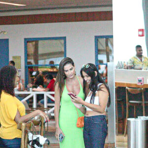 Com look verde, Deborah Secco conversa com fã durante ida a shopping no Rio de Janeiro