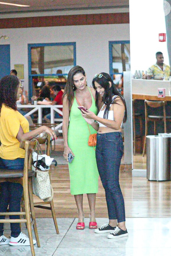 Com look verde, Deborah Secco conversa com fã durante ida a shopping no Rio de Janeiro