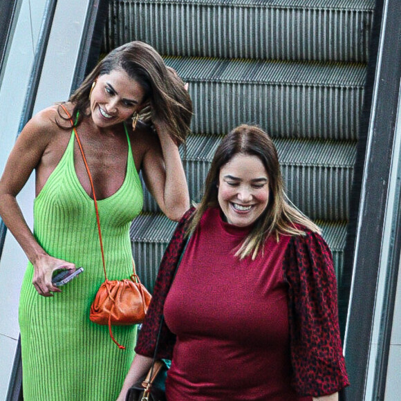 Deborah Secco combinou vestido midi verde com tamancos vermelhos e bolsa laranja