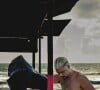 Pedro Sampaio sem camisa: 'Se tem sol, tem praia'