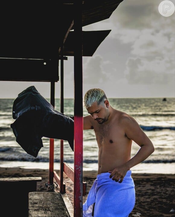 Pedro Sampaio sem camisa: 'Se tem sol, tem praia'