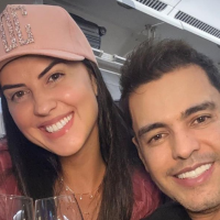Zezé Di Camargo e Graciele Lacerda vivem situação trágica em viagem de avião: 'Morreu dormindo'