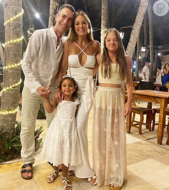 Ticiane Pinheiro com o marido, Cesar Tralli, com as filhas: Rafa Justus do seu relacionamento anterior com Roberto Justus, e Manuella, do atual casamento