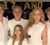 Angélica e Luciano Huck posam com os filhos, Joaquim, Benício e Eva na virada do ano de 2023