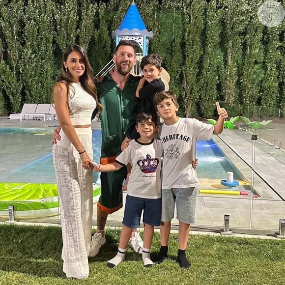 Messi com a mulher, Antonela Roccuzzo, e os três filhos do casal: Thiago, de 10 anos (nasceu em 2 de novembro de 2012), Mateo, de 7 anos (nasceu em 11 de setembro de 2015), e Ciro, 4 anos (nasceu em 10 de fevereiro 2018).