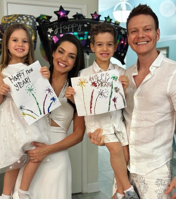 Michel Teló e Thais Fersoza posam usando looks brancos com os filhos, Melinda e Teodoro