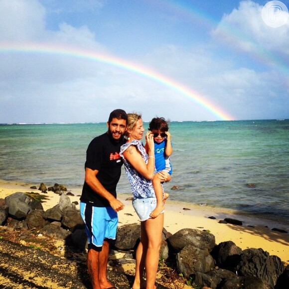 Luana Piovani, Pedro Scooby e Dom, filho do casal, curtem férias no Havaí