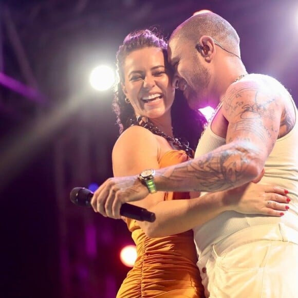 Paolla Oliveira e Diogo Nogueira dançaram juntinhos durante show do cantor em Aracaju