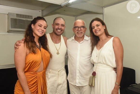 Paolla Oliveira dispensou o branco e passou a virada de ano com um look laranja. A atriz elegeu um vestido de cetim com um decote na barriga para show de Diogo Nogueira 