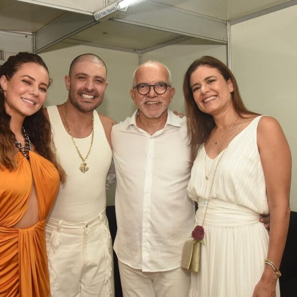 Paolla Oliveira dispensou o branco e passou a virada de ano com um look laranja. A atriz elegeu um vestido de cetim com um decote na barriga para show de Diogo Nogueira 