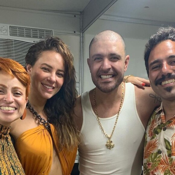 Paolla Oliveira e Diogo Nogueira posaram com fãs em show de Réveillon