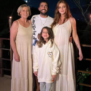 Cíntia Dicker com a mãe, Pedro Scooby e a enteada, Liz