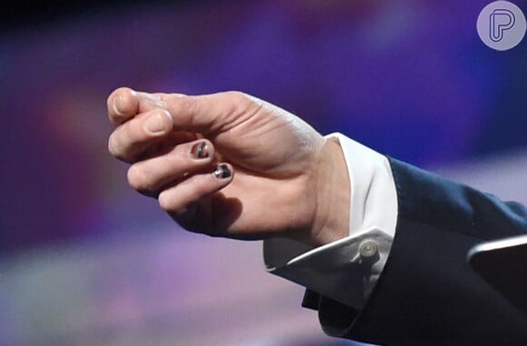 As unhas coloridas de Brad Pitt foram destaque durante premiação de cinema